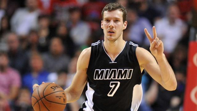 球场上拼搏 球场上拼搏